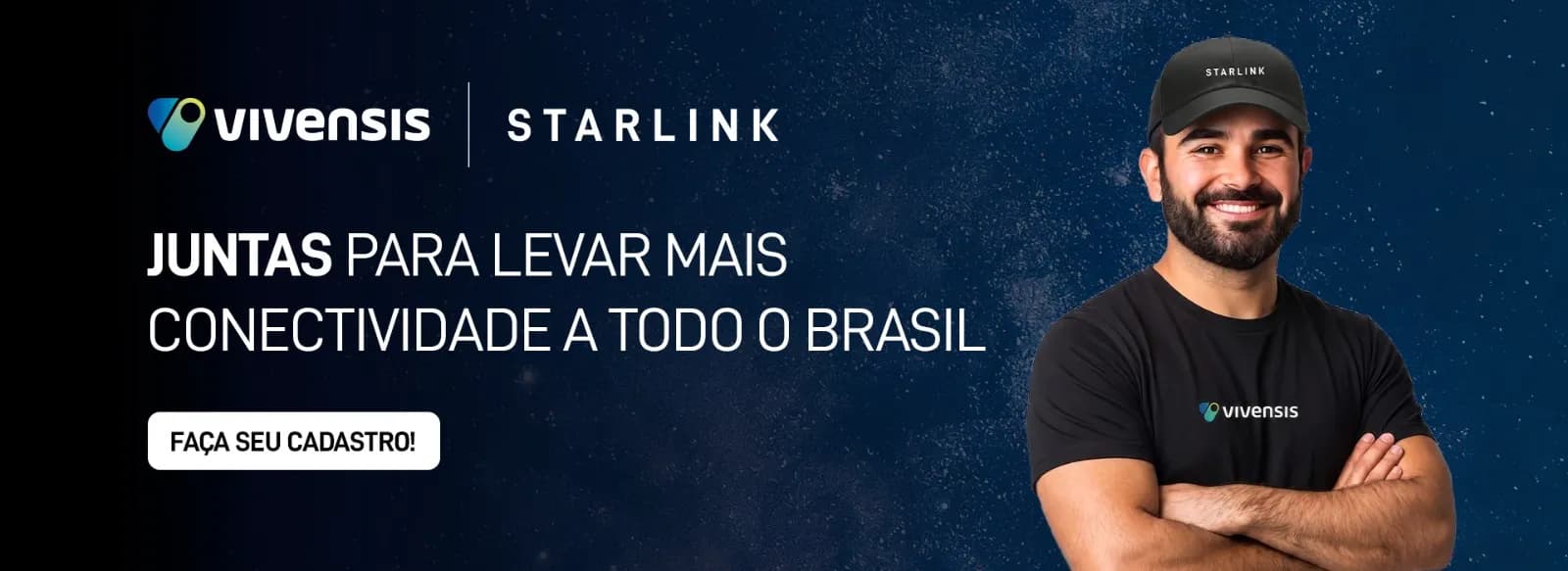 Homem com camiseta da Vivensis, com um céu estrelado ao fundo